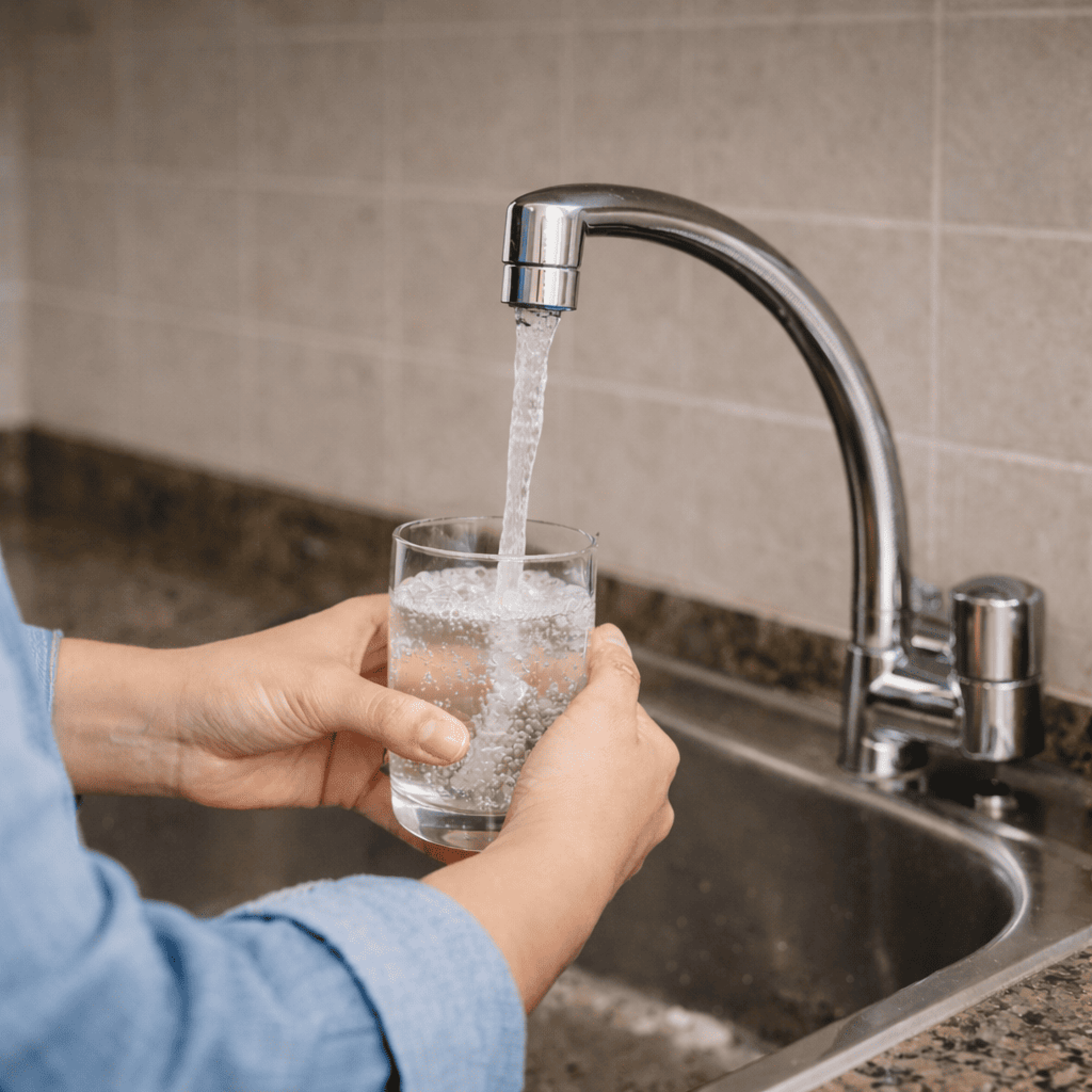 Agua grifo vaso dos manos